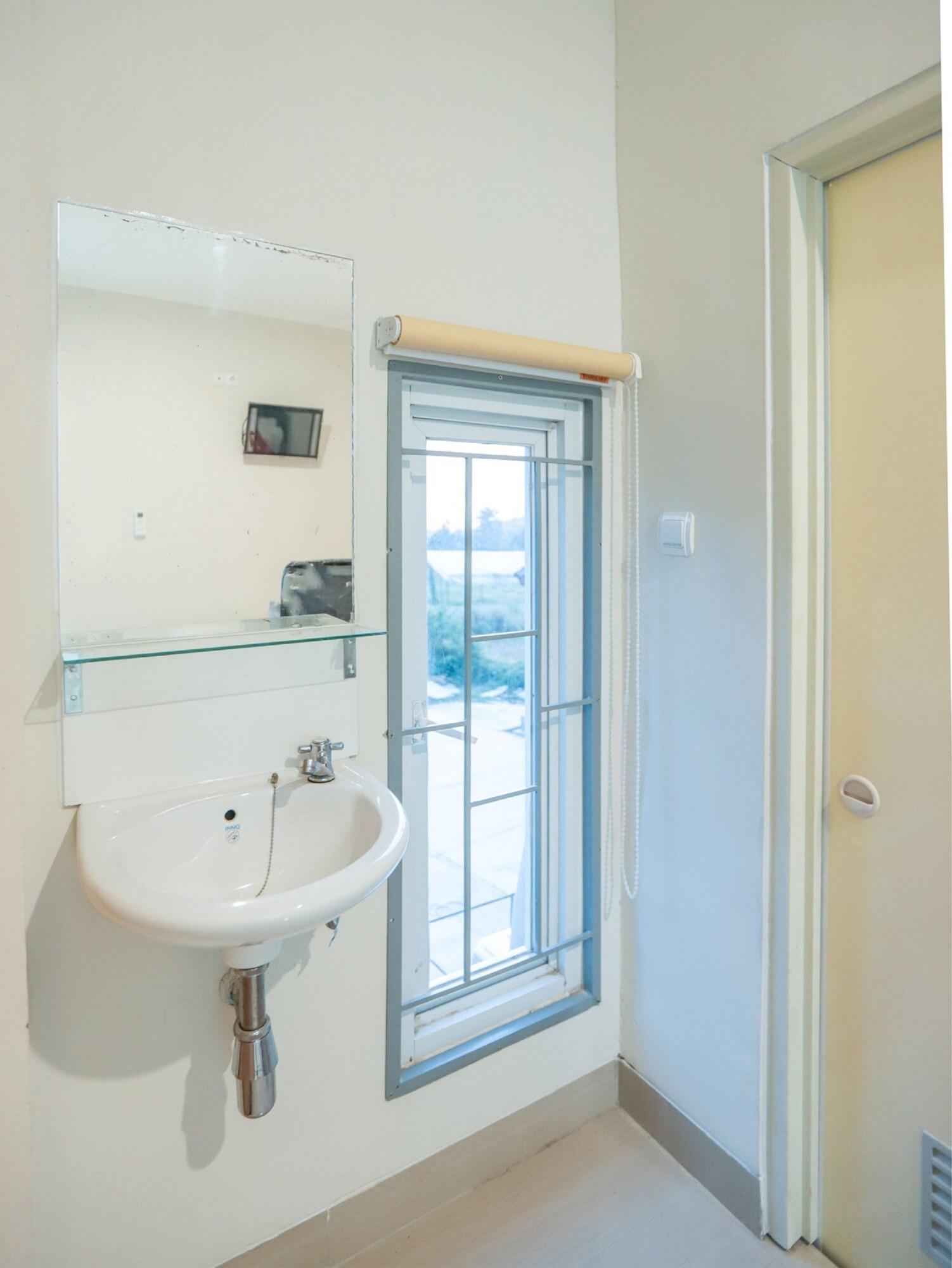 Oyo 387 Alfa Guest House Tegal  Exterior foto
